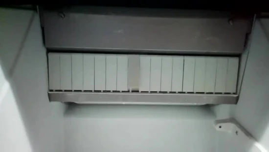 Máquina de fazer gelo em cubos de 60 kg sob a bancada para uso em processamento de alimentos